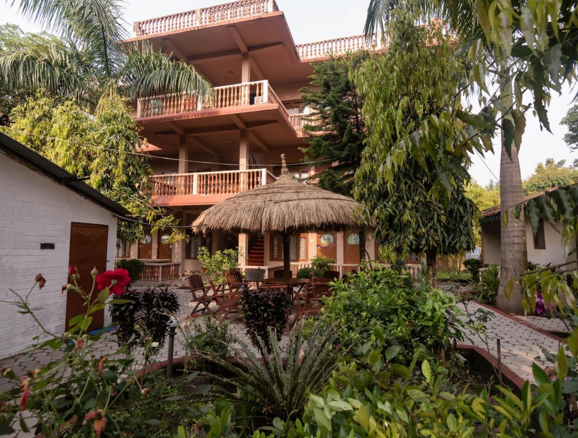 Eden Jungle Resort Sauraha Esterno foto