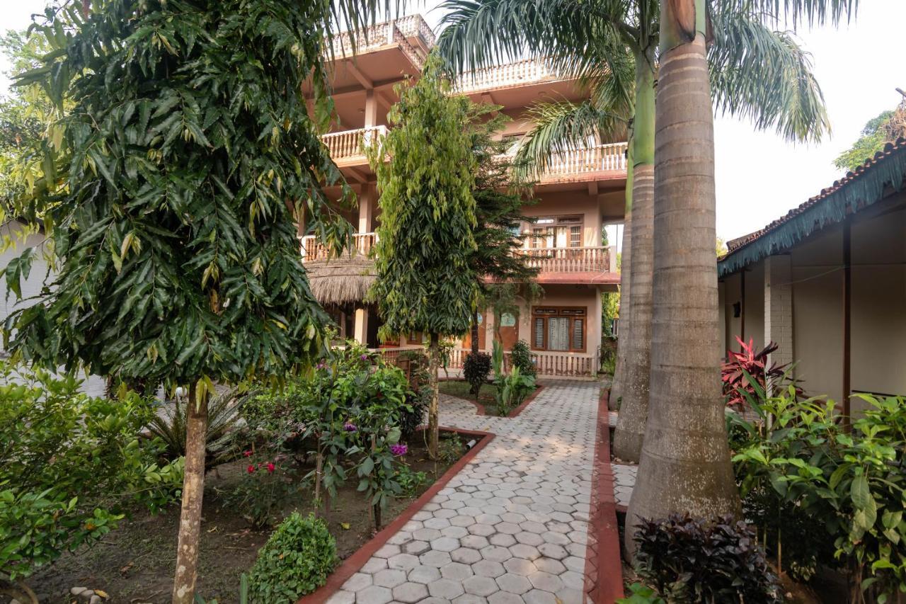 Eden Jungle Resort Sauraha Esterno foto